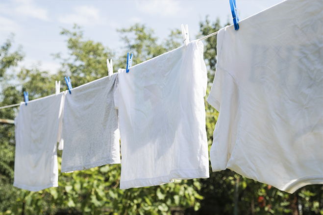 How to solve sunscreen stains on clothes with Corine de Farme?