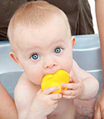 La pulizia degli occhi e del naso nel neonato